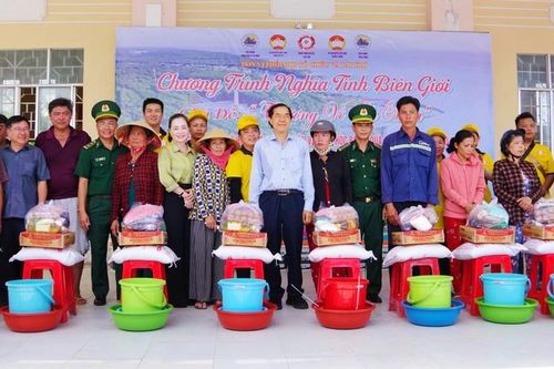 Cà Mau: Khám, cấp thuốc miễn phí và tặng quà cho hộ nghèo và gia đình chính sách vùng biên giới
