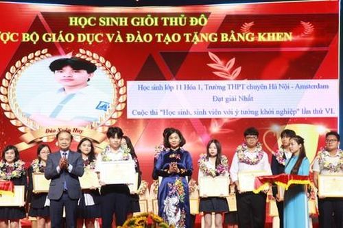 Không nên khoe thành tích của con trên mạng