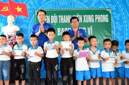 Trung ương Đoàn thăm, tặng quà thanh niên xung phong, thiếu nhi đảo tiền tiêu Bạch Long Vĩ