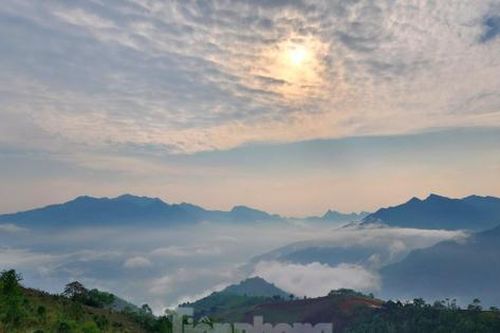 Du khách thích thú trải nghiệm 'bản làng trên mây' ở Yên Bái