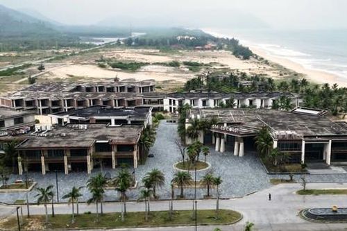 Cận cảnh những biệt thự 'ma' bên vịnh biển đẹp nhất thế giới
