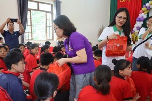 Tặng quà, hỗ trợ học sinh nghèo vùng sâu, vùng xa nơi xứ Lạng