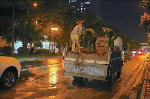 CSGT xử lý kịp thời vệt dầu loang trên đường Lê Trọng Tấn