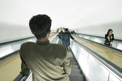 Ga tàu điện ngầm sâu bằng tòa nhà 40 tầng, du khách đi xuống 'ù tai chóng mặt'