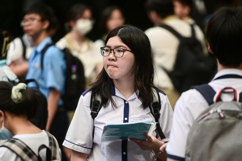 Thí sinh, phụ huynh hồi hộp bước vào kỳ thi lớp 10 Phổ thông Năng khiếu TPHCM