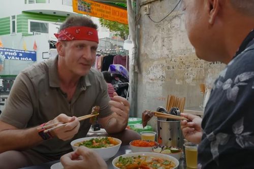Khách Mỹ 'sửng sốt' lần đầu thử món vỉa hè siêu rẻ và siêu đắt ở TPHCM