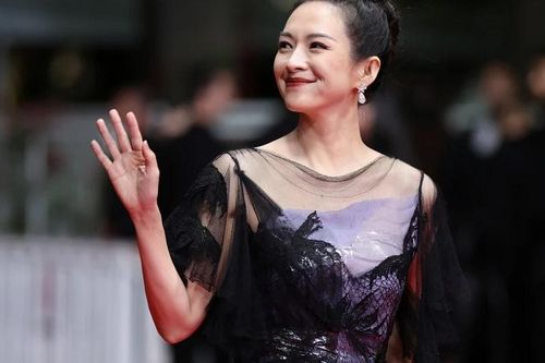 Chương Tử Di gây xôn xao trên thảm đỏ Cannes sau 5 năm vắng bóng