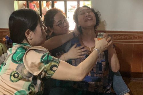 Mẹ khóc ngất khi con gái cùng bạn trai sắp cưới tử vong trong vụ cháy ở Hà Nội