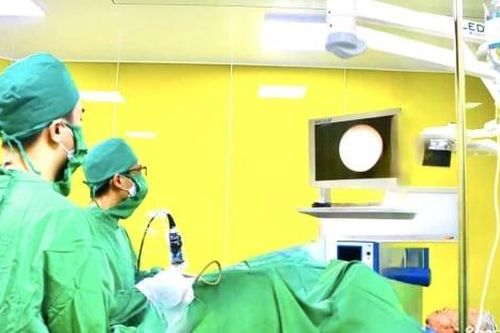 Phẫu thuật sỏi bàng quang cho cụ ông 72 tuổi