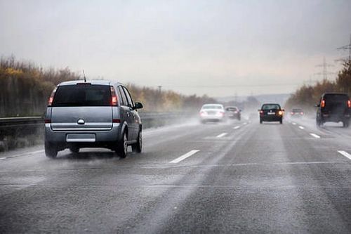 Một số kinh nghiệm lái xe an toàn trong điều kiện mưa bão