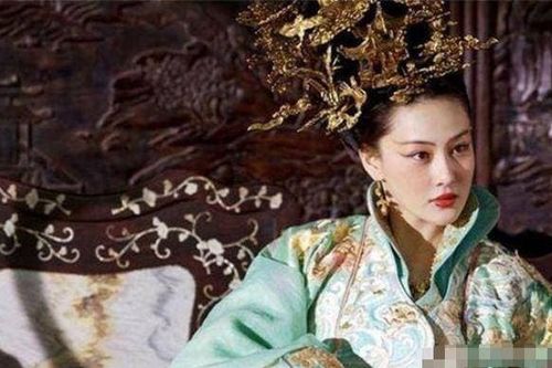 Cung nữ 13 tuổi bật cười khi thấy hoàng đế ngủ gật, không ngờ không bị chém đầu mà đêm đó còn được thị tẩm, một bước đổi đời