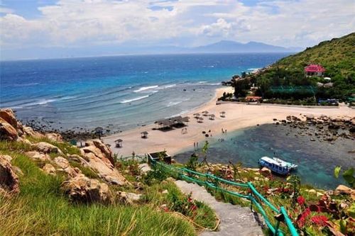 Hòn đảo chỉ cách đất liền 25km, nơi duy nhất Việt Nam có bãi tắm đôi nóng - lạnh khiến giới trẻ mê mẩn, đang hot rần rần