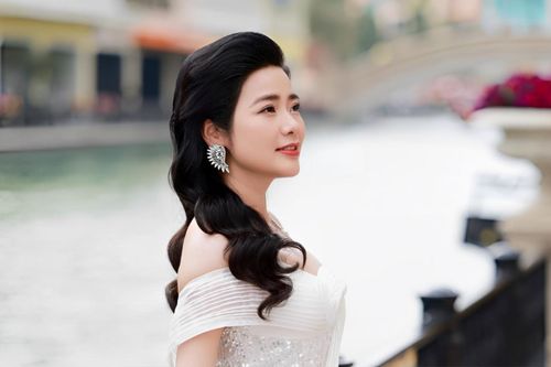 'Chị gái sinh đôi' của Lệ Quyên chính thức lộ diện, cả tài năng và nhan sắc đều không thua kém em gái