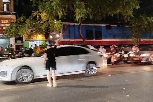 Hà Nội: Cố vượt qua lối đi tự mở, nam thanh niên bị tàu hỏa tông dẫn đến nguy kịch