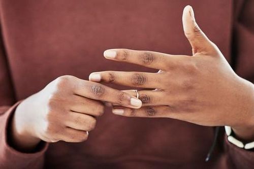 Cho con nuôi sau khi sinh, chồng có quyền đơn phương ly hôn?