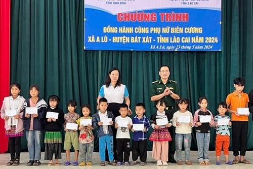 Trao quà hơn 300 triệu đồng trong chương trình 'Đồng hành cùng phụ nữ biên cương' tại Lào Cai
