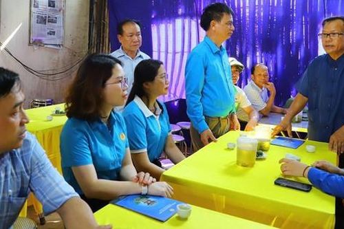 Hội viên phụ nữ huyện Thạch Thất hỗ trợ gia đình làm tang lễ cho 2 nạn nhân trong vụ cháy