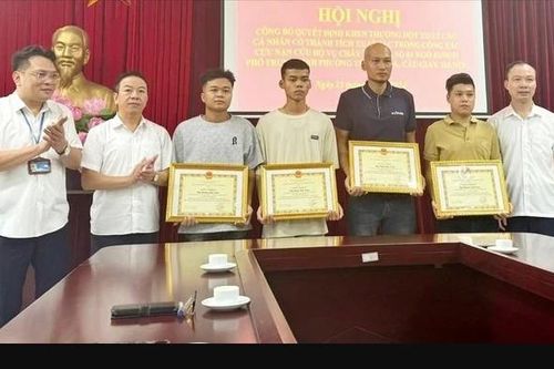 Khen thưởng 4 người hùng phá tường cứu người khỏi 'biển lửa' ở Trung Kính