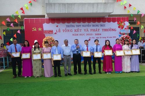 Trường THPT Nguyễn Trung Trực tổng kết năm học 2023 - 2024