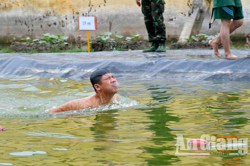 Chiến sĩ mới học bơi