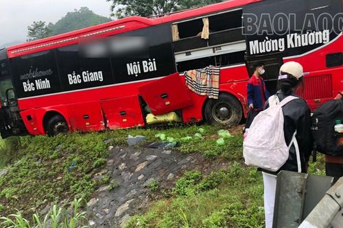Xe khách giường nằm va chạm với xe con trên cao tốc Nội Bài - Lào Cai