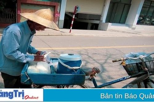Chuông treo lủng lẳng trước xe