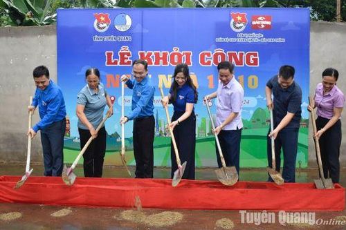 Khởi công Ngôi nhà 15-10 và khánh thành công trình thắp sáng đường quê tại Na Hang