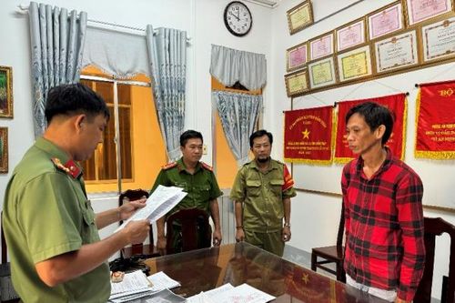 Lên mạng mua súng quân dụng mang về phòng trọ cất giấu