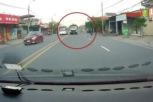Xe ben lấn sang đường ngược chiều để vượt xe khách