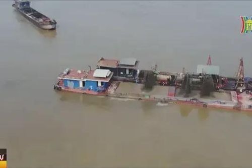 Hút cát phía Phú Thọ, nứt nhà dân bên Ba Vì