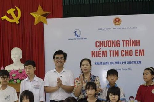 Trao quà, khám bệnh miễn phí cho trẻ em