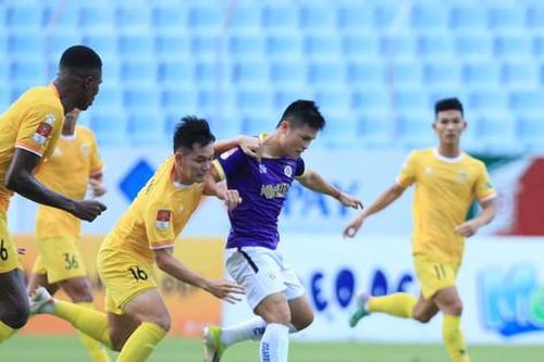 Thắng đậm Quảng Nam, Hà Nội FC vươn lên vị trí nhì bảng