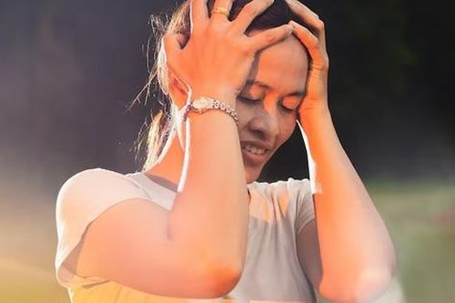Uống đủ nước giúp giảm cơn đau đầu do trời nắng nóng