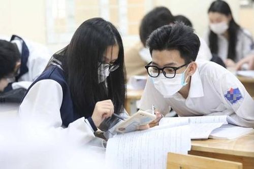 Ôn thi vào lớp 10, phụ huynh 'nín thở' hồi hộp cùng con