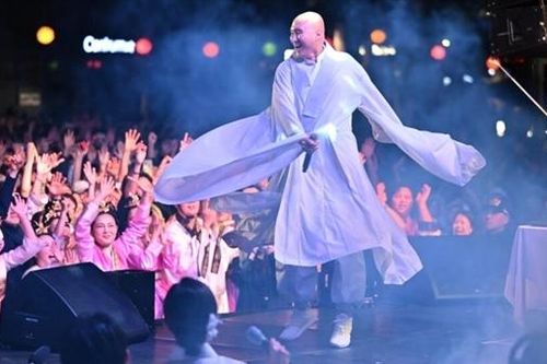 DJ 'nhà sư' người Hàn Quốc gây tranh cãi