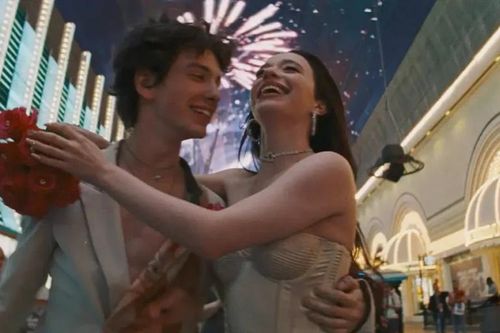 Phim về vũ công thoát y thắng giải Cành cọ Vàng Cannes 2024