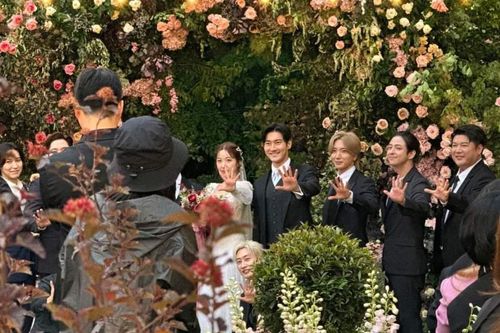 13 thành viên nhóm nhạc Super Junior gây sốt khi tái ngộ sau 15 năm