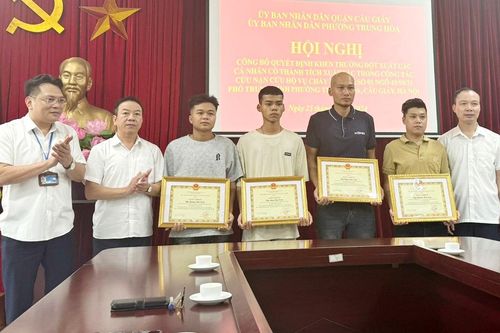 Khen thưởng 4 công dân dũng cảm cứu người trong vụ cháy ở phố Trung Kính