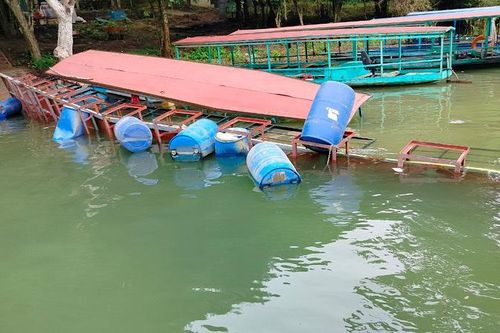 Cầu phao bị nghiêng làm nhiều người rơi xuống hồ Ba Bể