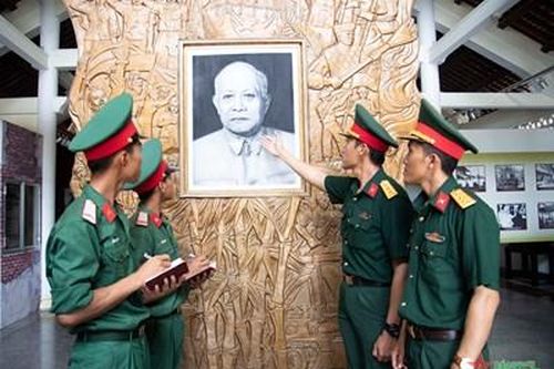An Giang: Chiến sĩ mới báo công, dâng hương Chủ tịch Tôn Đức Thắng