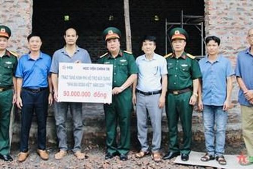 Học viện Chính trị trao kinh phí hỗ trợ xây dựng 'Nhà Đại đoàn kết'