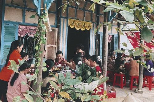 Về ăn đám giỗ