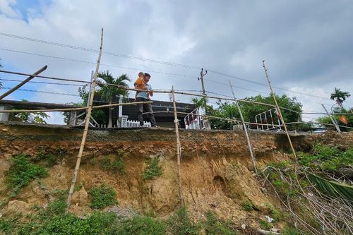 Sạt lở bờ sông Hiếu ở Quảng Trị, nhiều hộ dân sống trong lo lắng