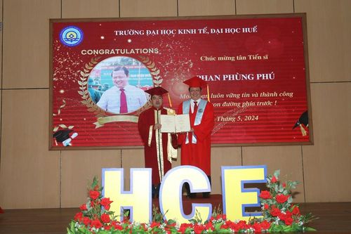 Trường ĐH Kinh tế, ĐH Huế trao bằng cho 2 tân tiến sĩ và 32 tân thạc sĩ