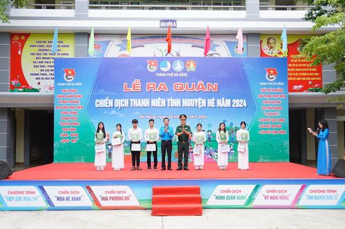 Trao 850 triệu đồng tiền trang thiết bị học tập cho học sinh huyện Hòa Vang