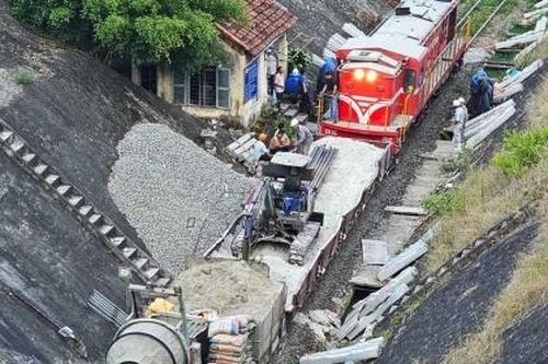Khắc phục sạt lở hầm đường sắt ở Phú Yên gặp nhiều khó khăn