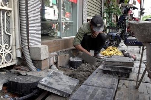 Hà Nội: Người dân ngao ngán cảnh vỉa hè 'đào đi xới lại'