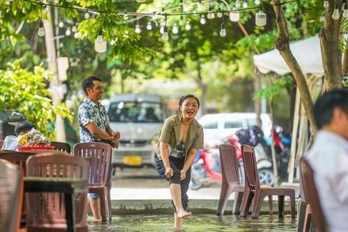 Độc lạ quán ăn ở TPHCM khách phải xắn quần, cởi giày dép để... lội nước