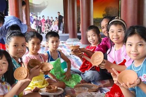 Thiếu nhi Nghệ An thích thú trải nghiệm làm gốm thủ công truyền thống