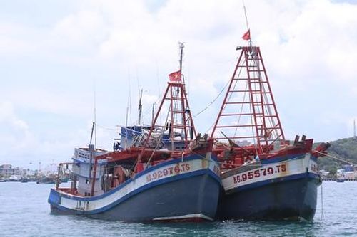 Bắt 2 tàu cá chở 30.000 lít dầu DO không rõ nguồn gốc